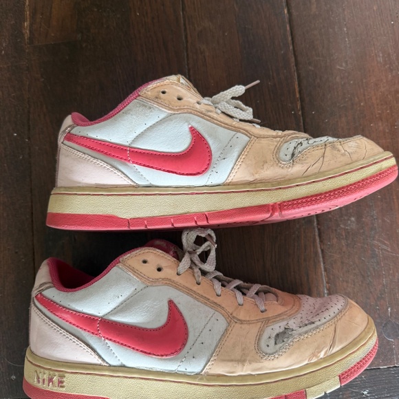 Vintage Pink Nike - Picture 2 of 9